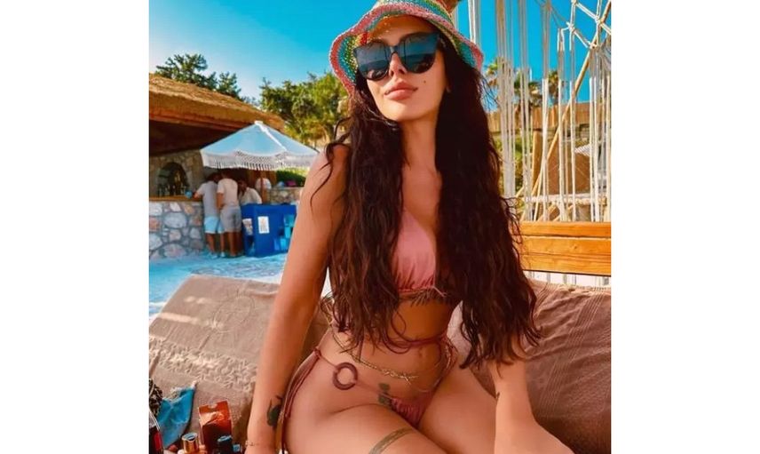 Selin Ciğerci’den delirtecek pozlar! Çırılçıplak kamera karşısına geçince takipçilerinin gözü gönlü açıldı