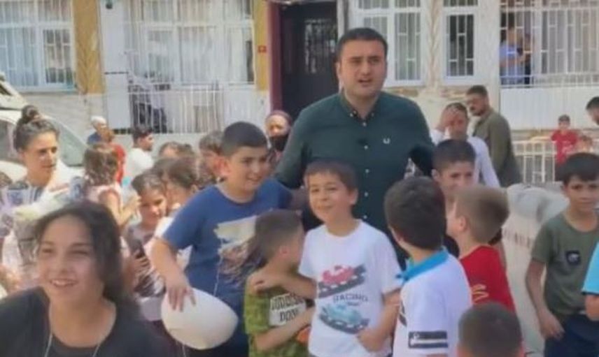CZN Burak Sokak Ortasında Kavurma Yapıp İnsanlara Dağıttı