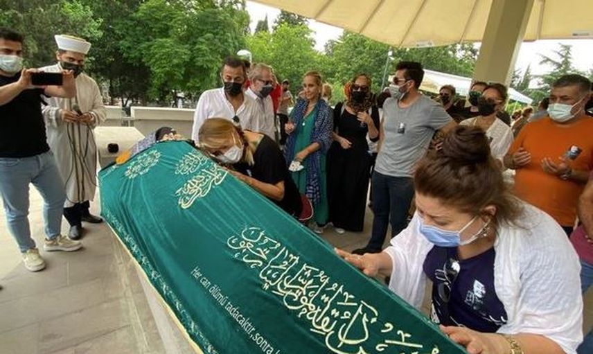 Şarkıcı Yonca Evcimik'in Annesi Son Yolculuğuna Uğurlandı!