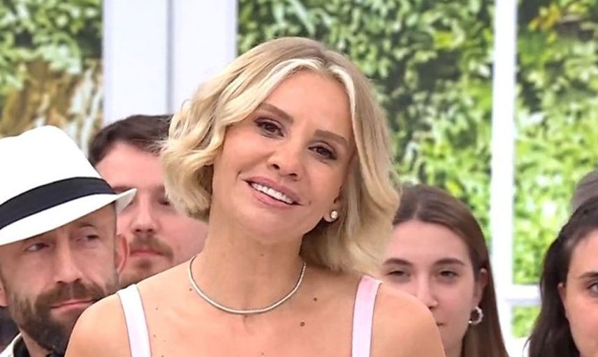 Esra Erol bikinili pozlarla erkek takipçilerinin yüreğini hoptatırken eşi Ali Özbir'den yorum gecikmedi