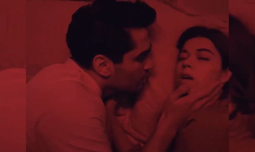 Yalı Çapkını dizisinde romantik anlar! İkilinin ateşi ekran başındakileri yaktı