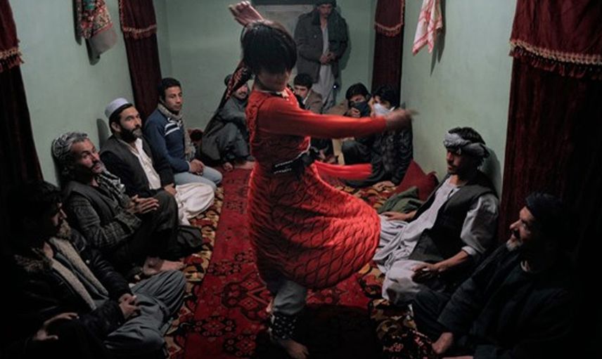Afganistan'da iğrenç gelenek! Erkek çocuklarına yaptıkları mide bulandırıyor