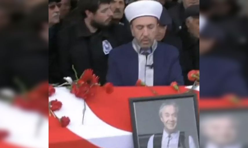 Tören istemiyorum yakılmak istiyorum demişti: Metin Uca'nın cenaze namazında büyük saygısızlık! İmam cenaze namazını kılarken…