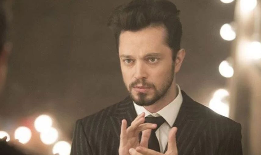 Murat Boz'dan karın kası şovu! Üstsüz poz veren ünlü şarkıcı genç kızların gözlerini kamaştırdı