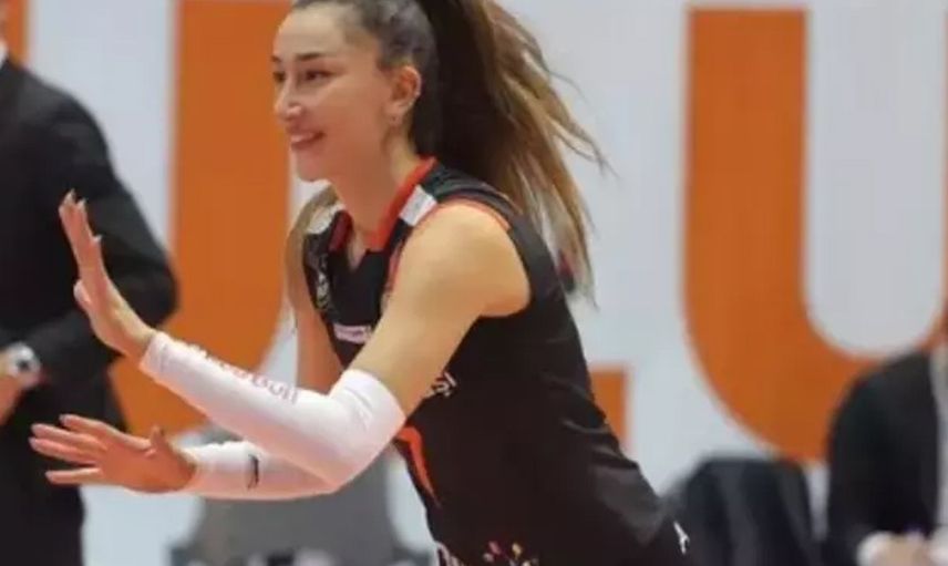 Filenin Sultanları'ndan Hande Baladın'ın cesur pozlarına beğeni yağdı: Derin bacak ve sırt dekoltesi dikkat çekti!