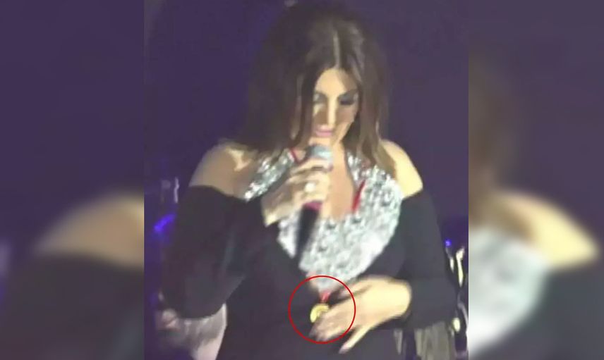 Sibel Can'a iş insanı hayranından dudak uçuklatan jest: Servet değerindeki hediyeyi sahnede taktı!