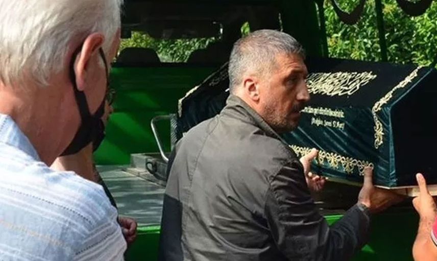 Cem Davran’ın cenazede zor anları: Annesi toprağa verirken ayakta durmakta zorlandı