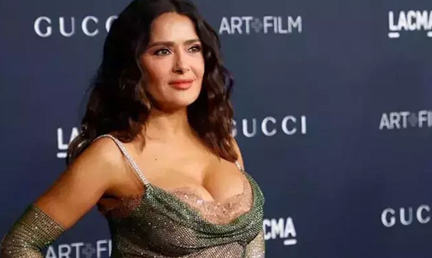 Bornozuyla video çekerken göğsü açıldı! Bakın Salma Hayek o frikiği nasıl sansürledi...