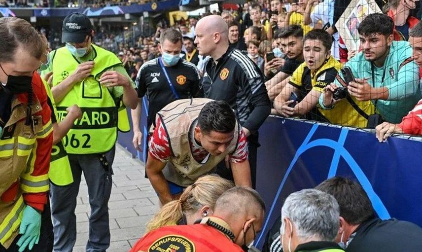 Cristiano Ronaldo Maçtan Önce Yaraladığı Saha Görevlisi Kadına Yardım Etti!