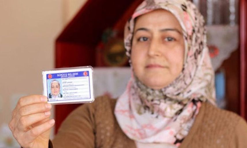 Genç Kadın Ehliyetine Yazdırdığı Yazı ile Gündem Oldu