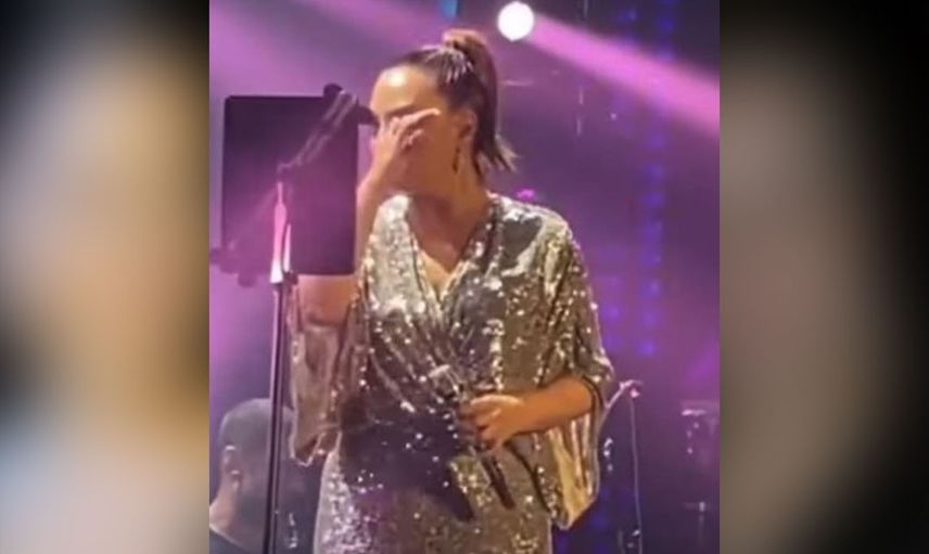 Ebru Gündeş sevenlerini korkuttu! Annesinin vefatından sonra ilk kez sahneye çıkan ünlü isim sahnede zor anlar yaşadı