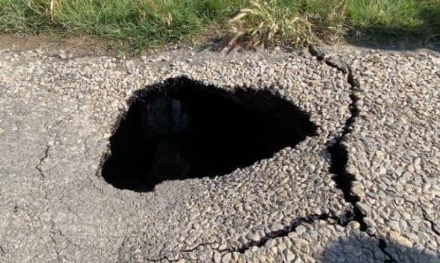 Afyon'da Tarım Arazilerinde Meydana Gelen 1 Kilometre Uzunluğundaki Yarıklar Herkesi Korkuttu