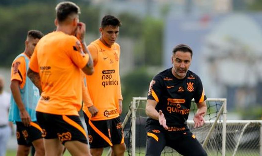 Fenerbahçe'nin eski Teknik Direktörü Vitor Pereira, Brezilya ekibi Corinthians'taki performansıyla eleştiri oklarını üzerine çekti!