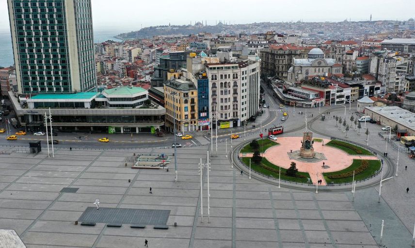 Genç Kızlar Taksimde Dans Şov Yaptı! Bakan Bir Daha Baktı
