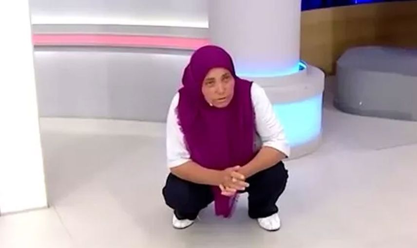 Türk televizyon tarihinde görülmemiş olay! Canlı yayında kimseye aldırmadan tuvaletini yapan kadın izleyicileri şaşkına çevirdi