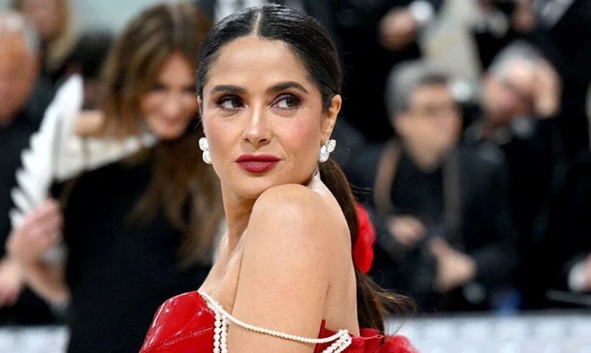 Bornozuyla video çekerken göğsü açıldı! Bakın Salma Hayek o frikiği nasıl sansürledi...