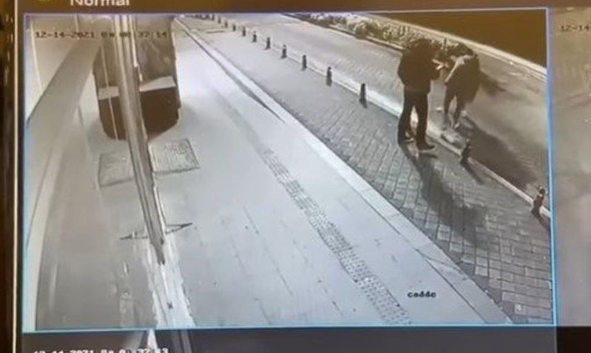 İstanbul Moda'da akıl almaz olay sokak ortasında karısının üstüne işediler