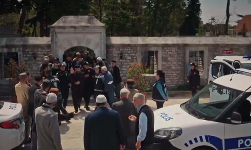 Kızıl Goncalar dizisinde ses getiren sahne! Tarikata polis baskını: ''Türkiye laiktir laik kalacak!''