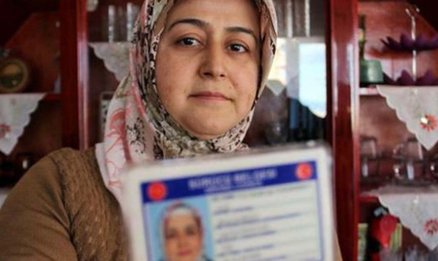 Genç Kadın Ehliyetine Yazdırdığı Yazı ile Gündem Oldu