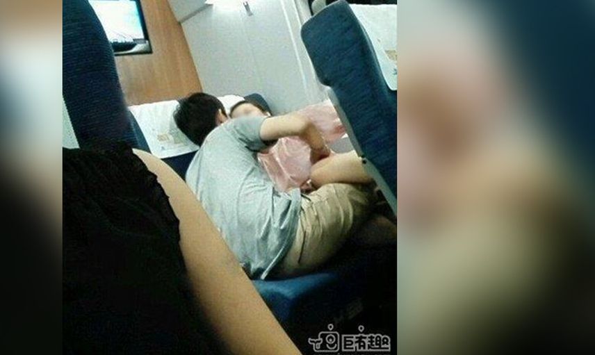 Yolculuklarda yaptıkları uygunsuz davranışlarla dikkat çeken tuhaf insanlar