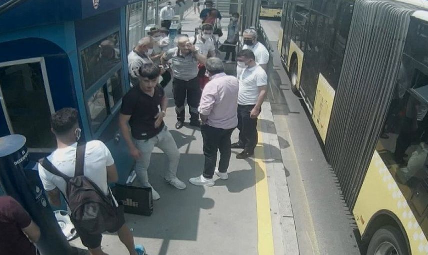 İstanbul'da Bir Metrobüste Uyardığı Kişi Gözünü Çıkarttı
