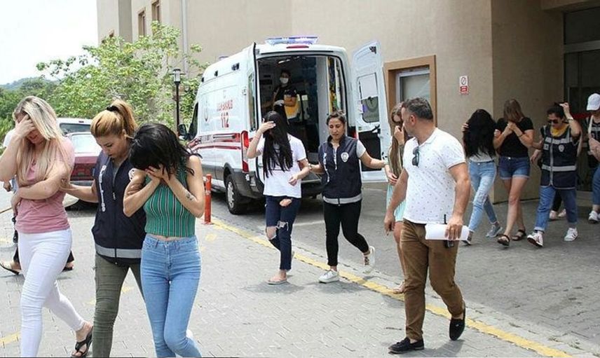 Bursa’da yakalanan kataloglu fuhuş çetesinin evinden çıkanlar polis ekiplerini şaşkına çevirdi