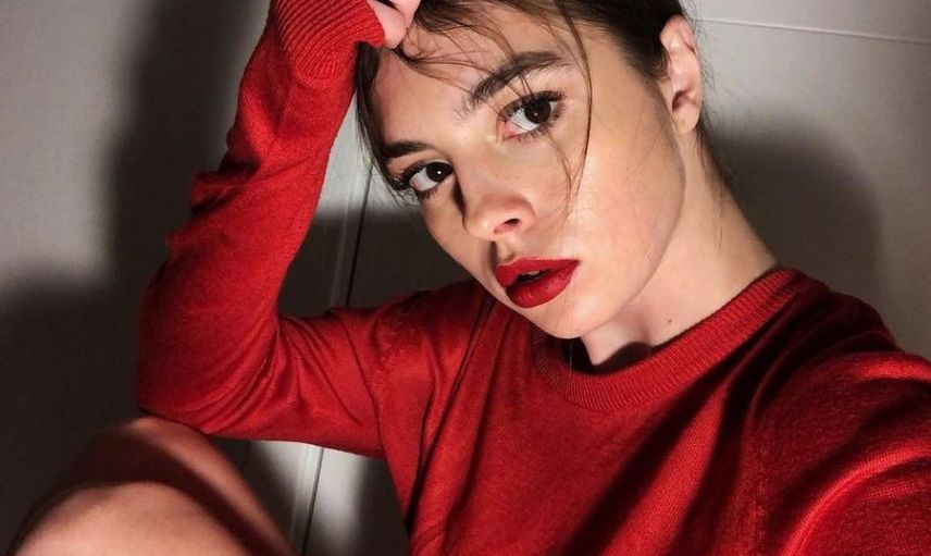 Melis Sezen'in Derin Yırtmaçlı Peri Elbisesi İle Beğenileri Topladı