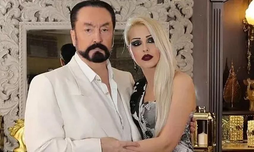 Adnan Oktar'la ilgili yayınlanan Kedicikler belgesi çok konuşuldu! Her detayı ayrı mide bulandırıcı... Bacak arasında 30 kilo bağırsak vardı...