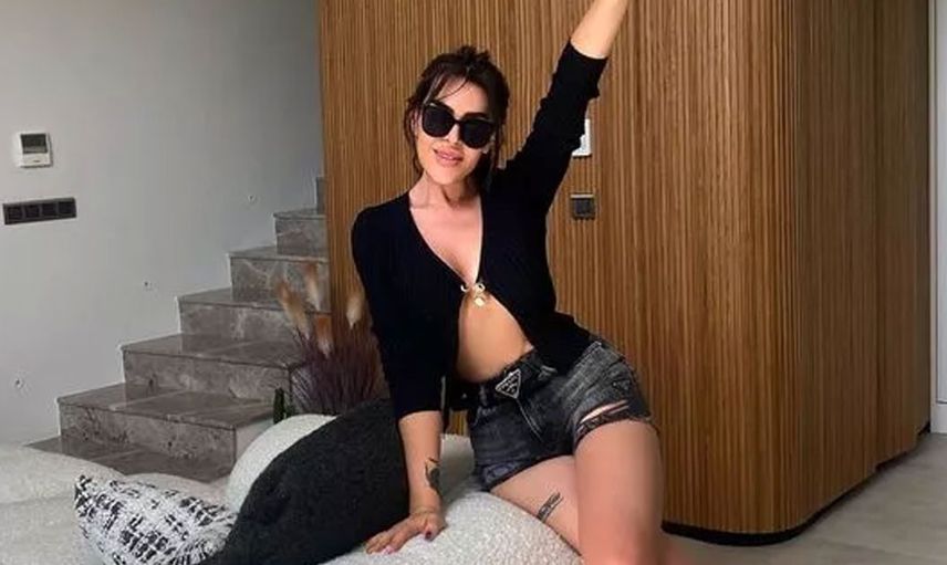 Selin Ciğerci paylaşımlarına hız kesmeden devam ediyor: Mini şortuyla kamera karşısına geçti takipçileri beğeni yağmuruna tuttu