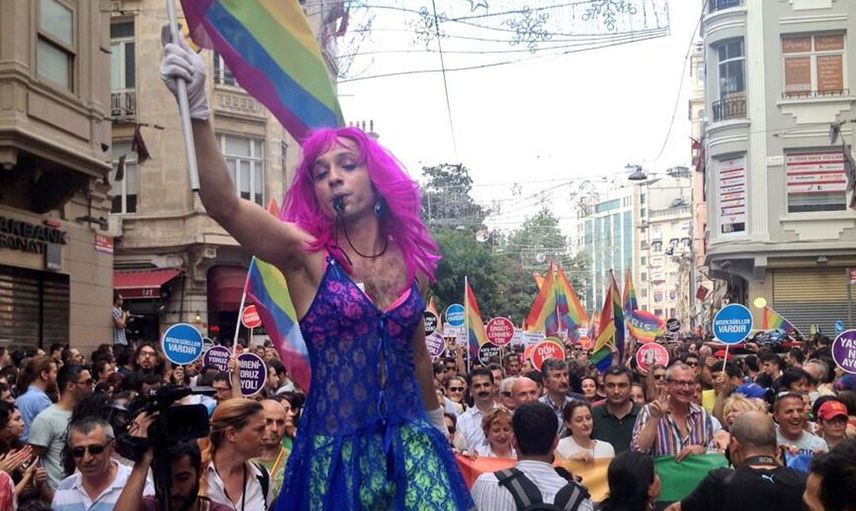 Taksim'de gerçekleştirilen LGBT yürüyüşüne izin verilmeyince polisler ve vatandaşlar arasında gerginlik yaşandı
