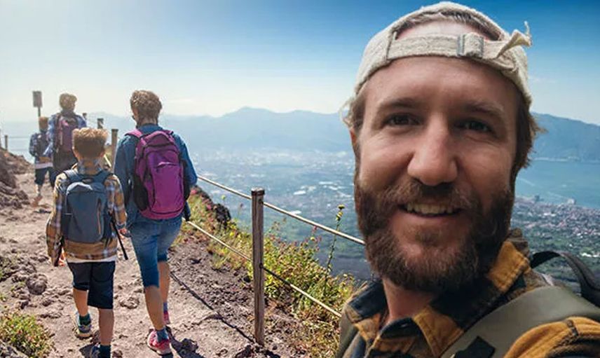 Selfie çekmek isterken canından oluyordu! Yabancı turist yanardağa düşünce kabusu yaşadı