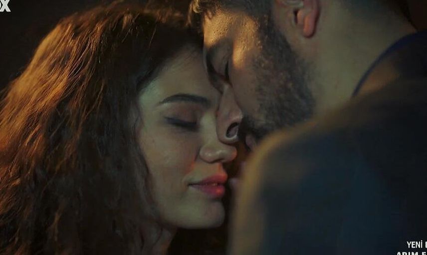 Demet Özdemir ve Engin Akyürek’ün ateşli sahnesi Adım Farah dizisine damga vurdu