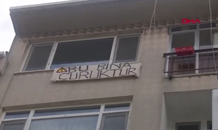 Bu evi gören almaktan vazgeçiyor pankarta yazdığı yazı herkesi uzaklaştırıyor