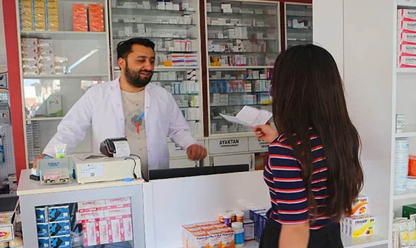 Şiir Mısralarından Etkilenen Eczacı Ücretsiz Aşı Yapıyor