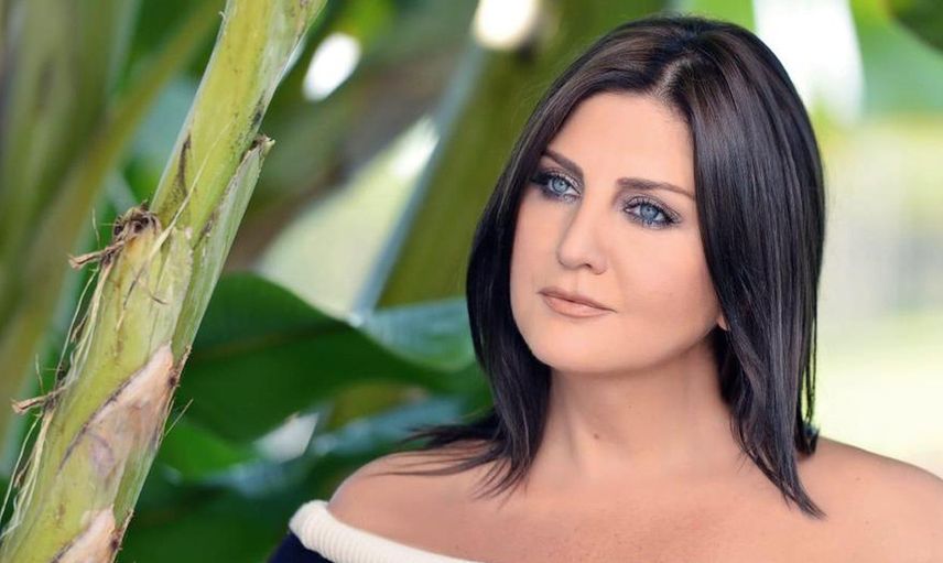Sibel Can'ın konser sırasında elbisesi açıldı