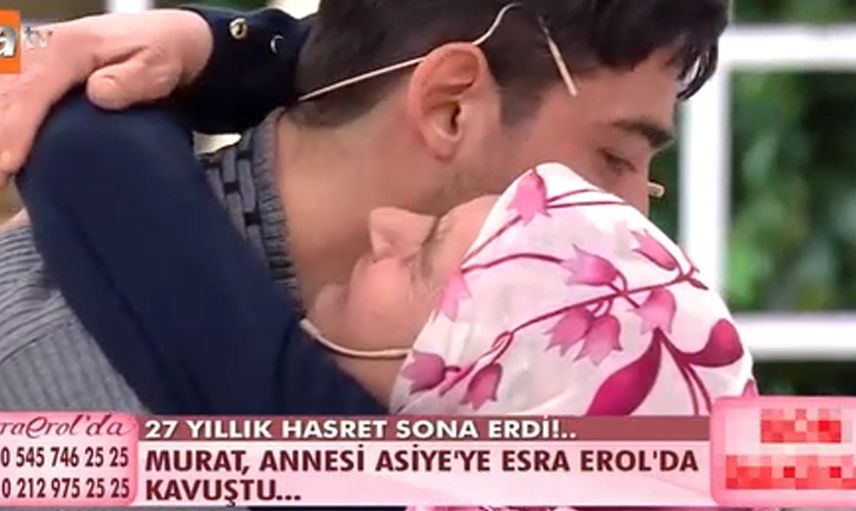 ATV ekranlarının sevilen programı Esra Erol’da göz yaşları sel oldu! Murat Kalkar 26 yıl sonra annesine kavuştu
