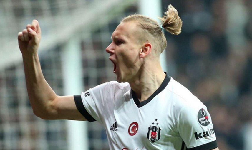 HANGİ MEVKİDE OYNUYOR?
