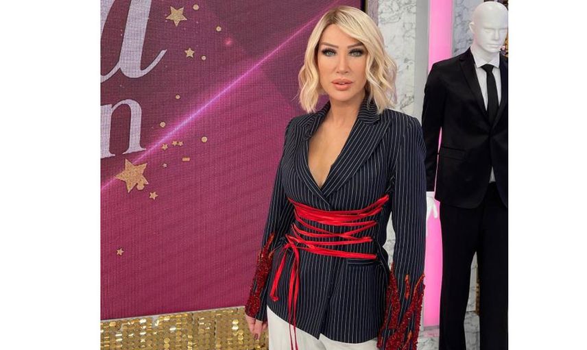 Seda Sayan canlı yayında olduğunu unuttu bacağını masaya koyup…Okan Bayülgen müdahale etmek zorunda kaldı