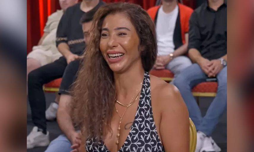 Hasan Can Kaya konuğuna öyle bir şey söyledi ki ortalık yıkıldı! Dekoltesini görünce dayanamadı… Seni ve silikonlarını sahneye alalım!