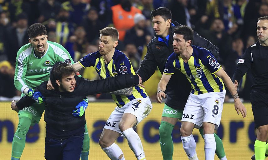 Fenerbahçe - Trabzonspor derbisinde yaşanan olaylar medyada yer bulmadı! Benzer olaylar Trabzon'a ceza yağmıştı