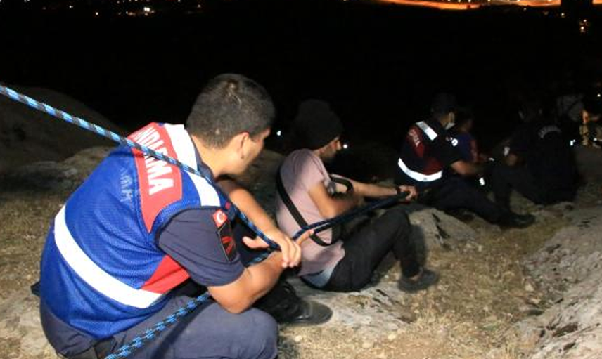 Elazığ’da Uçurumun Eşiğinde Kalan Kadın İçin Film Sahnelerini Aratmayan Bir Operasyon Düzenlendi