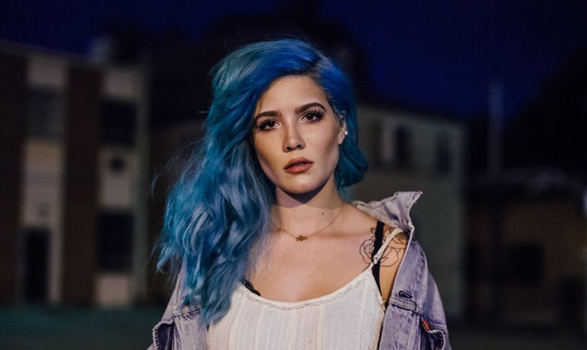 Dünyaca ünlü şarkıcı Halsey Türk sevgilisine verdiği iç çamaşırlı yatak pozları gündem oldu