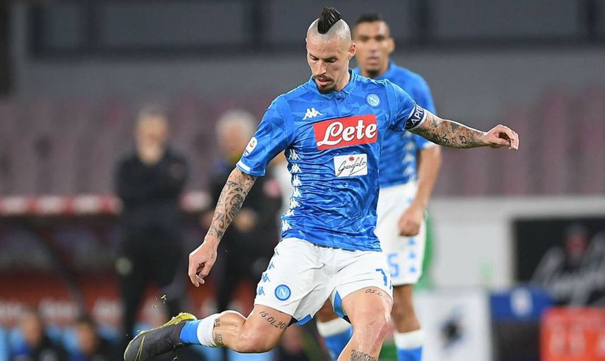 NAPOLİ'DE BÜYÜK SES GETİRDİ!