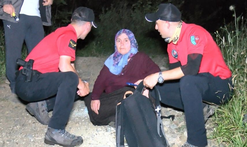 Uludağ’da Kaybolup Üç Gün Sonra Sağ Bulunan Kadını Jandarma Sırtında Taşıdı