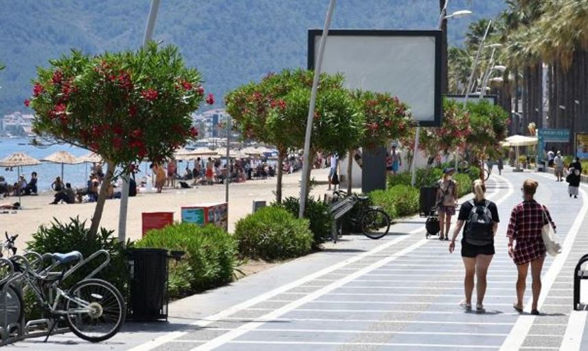 Marmaris'te Termometreler 41 Dereceyi Gösterdi: Plajlara Akın Ettiler