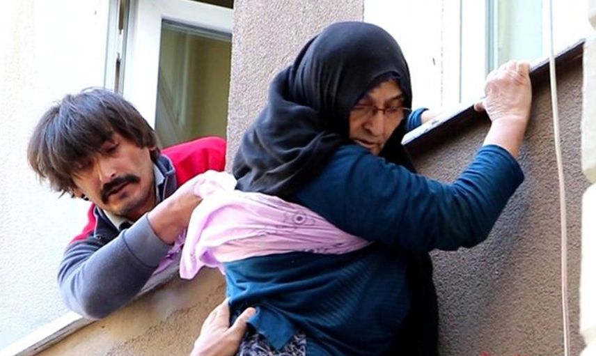 Pencereden İntihar Teşebbüsünde Bulunan Annesini Kurtardı