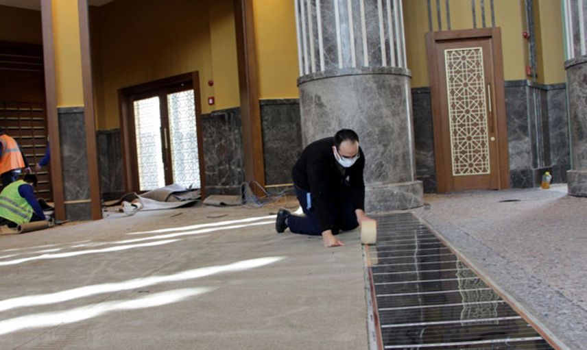 Taksim Camii'nin Halıları Seriliyor