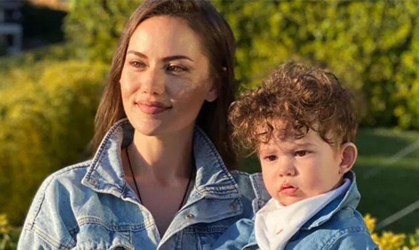 Kocası Burak Özçivit'in kadınlarla buluşmasından sonra Fahriye Evcen yaşadığı olay yüzünden mekanı terk etti