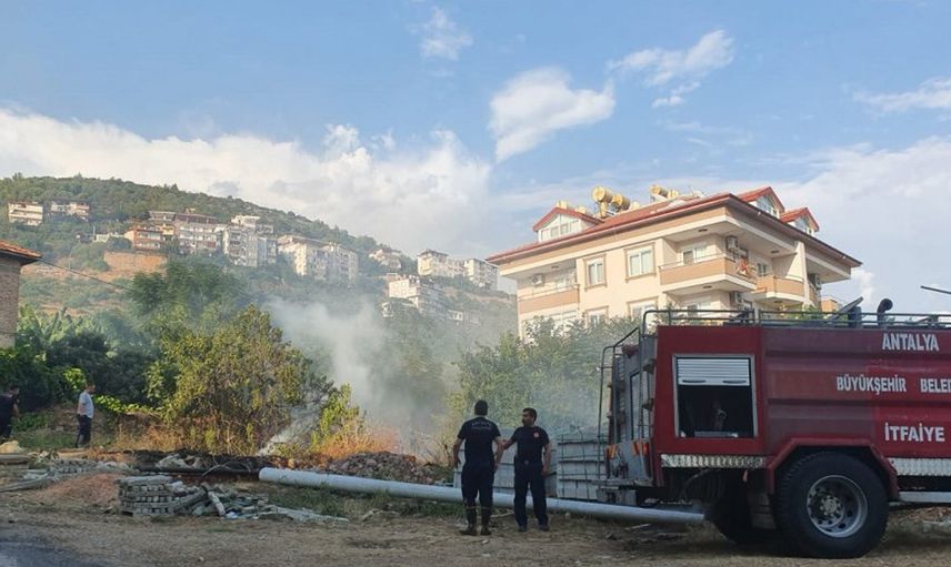 Alanya'da Çıkan Yangını, Ormanda Nöbet Tutan Gençler Önledi
