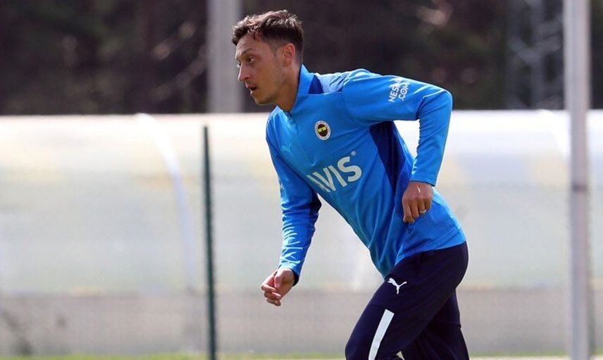 Fenerbahçe'de Mesut Özil Endişesi Yaşanıyor!